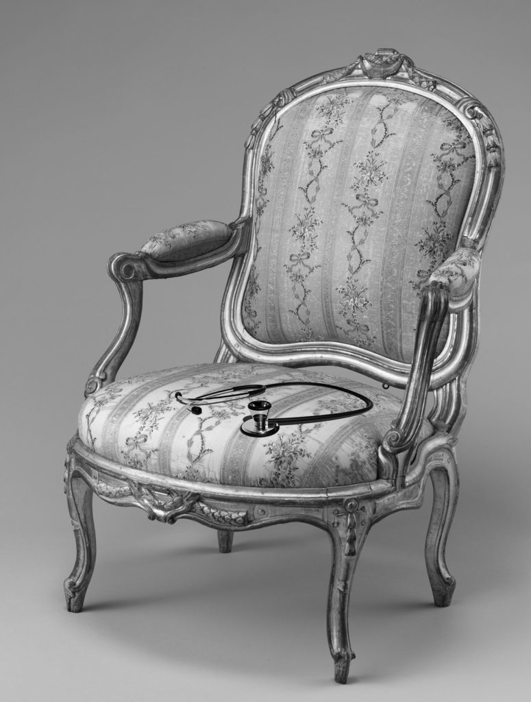 Audit de la mise en valeur de votre monument - Stéthoscope posé sur un fauteuil du XVIIIe